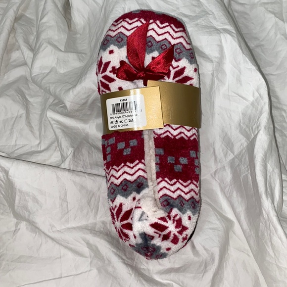 NWT Women’s Heat Trendz Super Deluxe Red and White floor slipper. Size S/M. - Picture 2 of 6